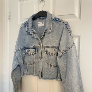 CROPPED LIGHT WASH DENIM JACKET